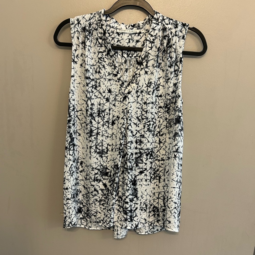 Violet & Claire women’s flowing sleeveless top. Black and white pattern size S